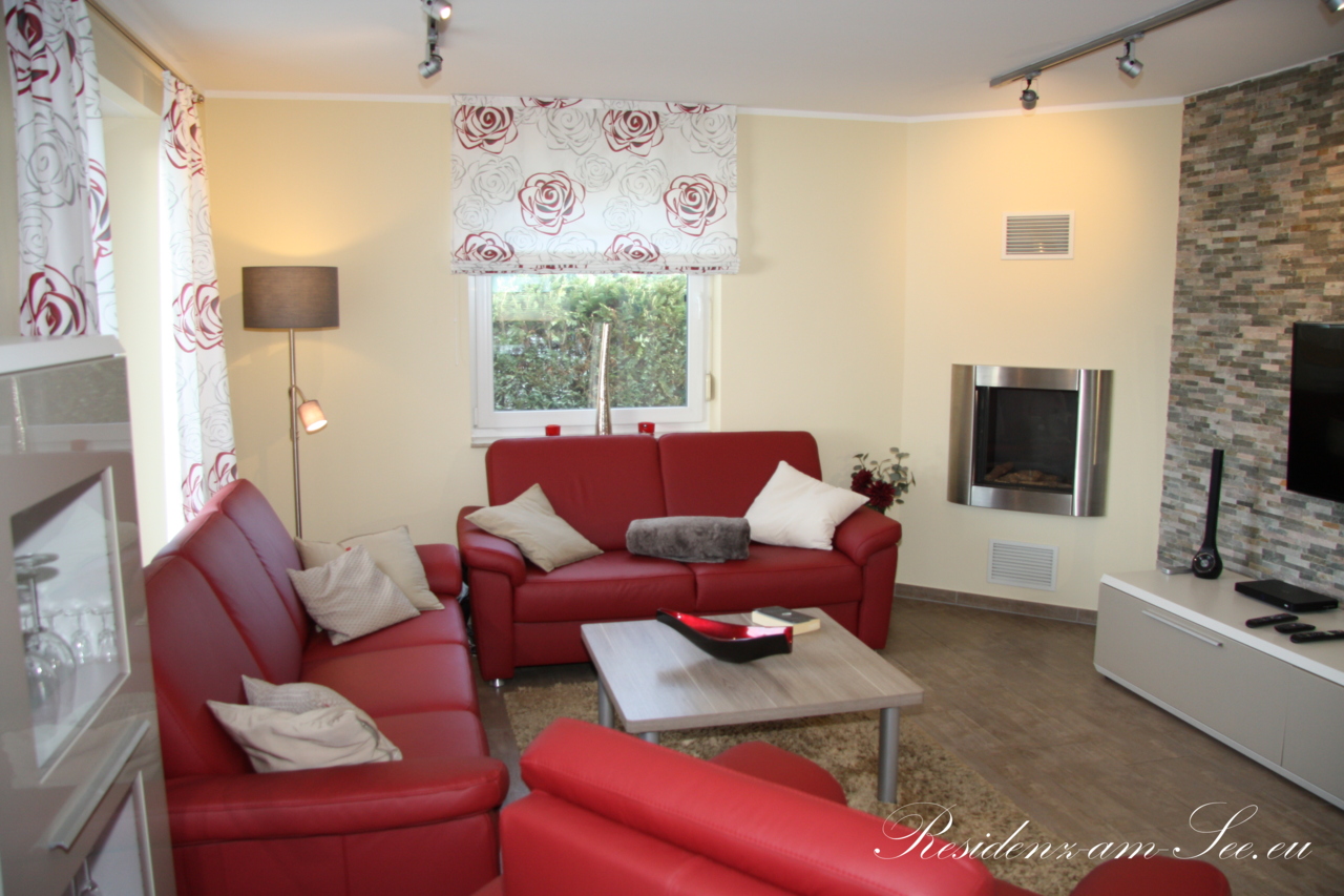 gut ausgestattetes Wohnzimmer mit Home Entertainment und Gaskamin gut ausgestattetes Wohnzimmer mit Home Entertainment und Gaskamin